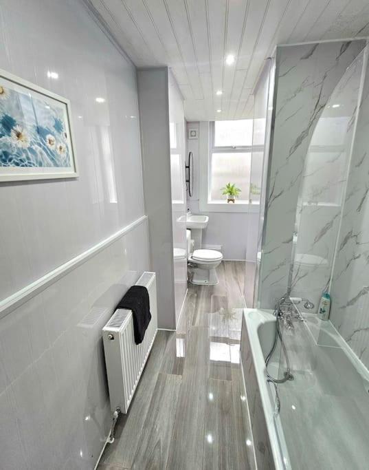 Spacious Haven With Free Parking Glasgow Buitenkant foto