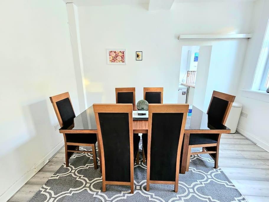 Spacious Haven With Free Parking Glasgow Buitenkant foto