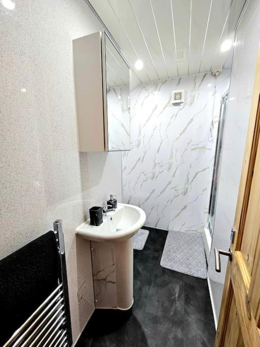 Spacious Haven With Free Parking Glasgow Buitenkant foto