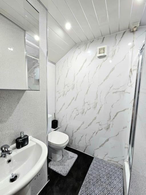 Spacious Haven With Free Parking Glasgow Buitenkant foto